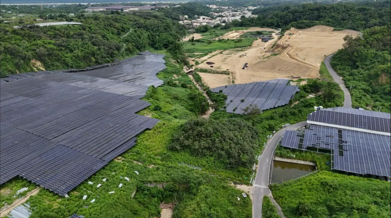 光電申設引起討論,監察院調查指出申設制度變動、行政程序透明度不足等,影響投資信心,更衍生不法勢力介入風險,圖為高雄市大樹區和山太陽光電廠。中央社