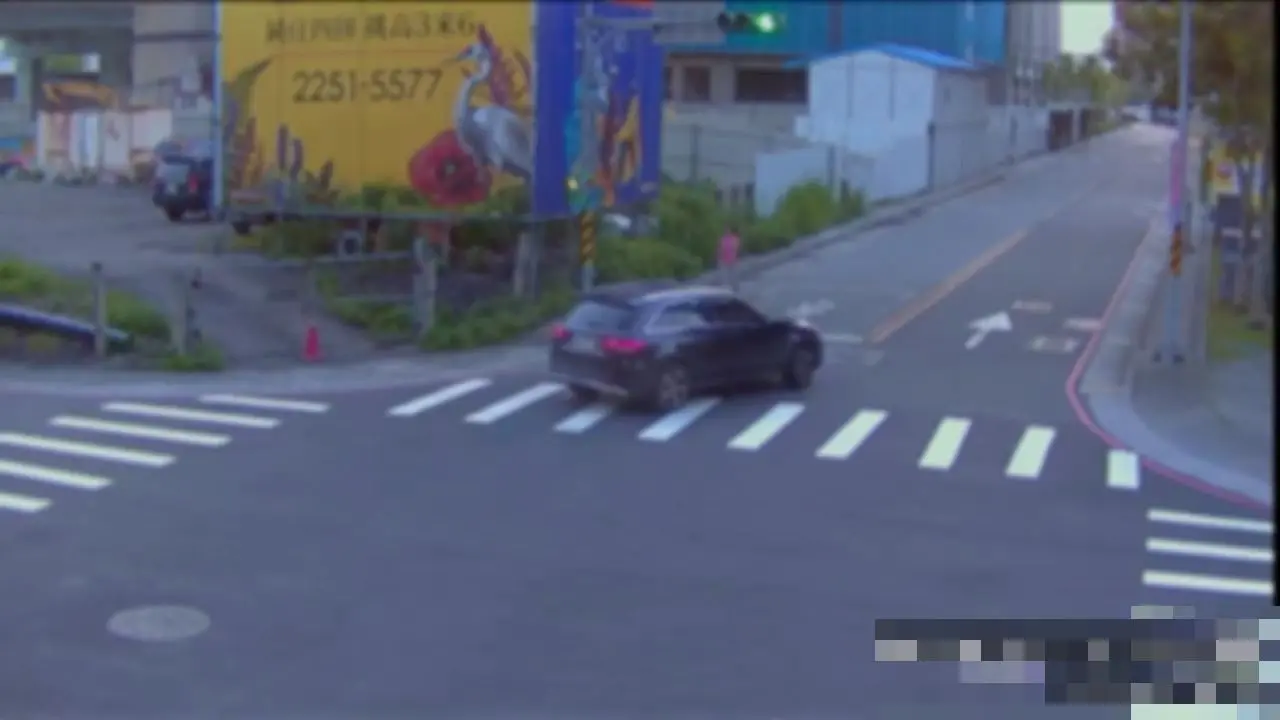 賓士車路過。翻攝畫面
