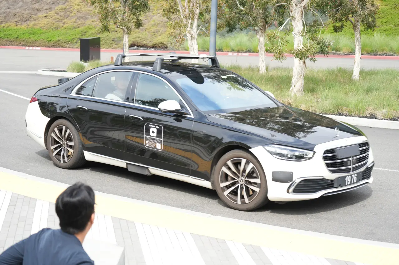 《知新聞》之前在矽谷目睹輝達工程師測試賓士(Mercedes-Benz)使用的自動駕駛汽車軟體。沈君帆攝