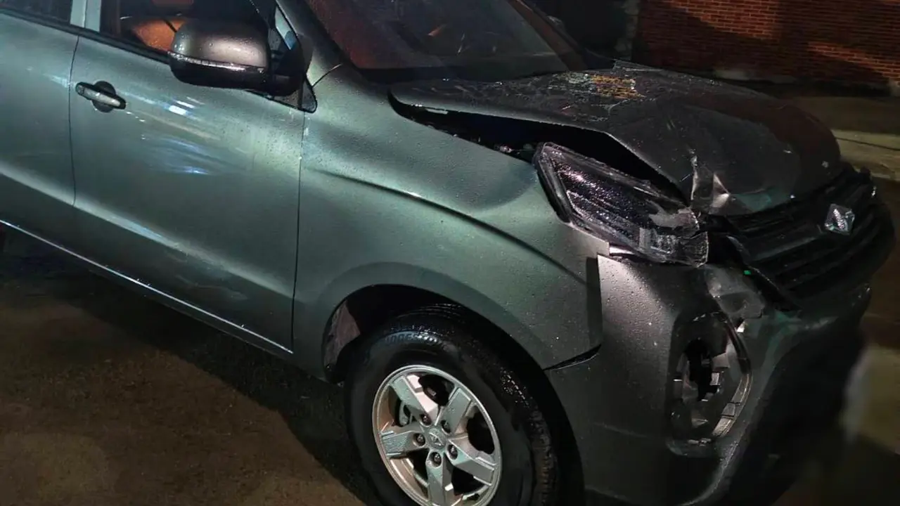 肇事車輛車頭引擎蓋往前凸起。警方提供