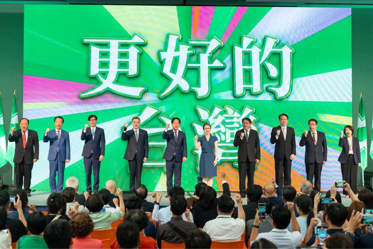 民進黨主席暨總統賴清德、副總統蕭美琴、府秘書長潘孟安、閣揆卓榮泰與黨內5縣市首長共同呼喊口號。民進黨提供