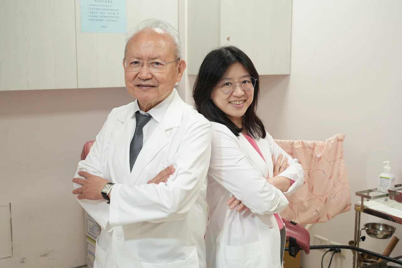 被問到和父親哪裡最像,袁瑋笑說,「我覺得我們臉都圓圓的」。李柏毅、葉志明攝