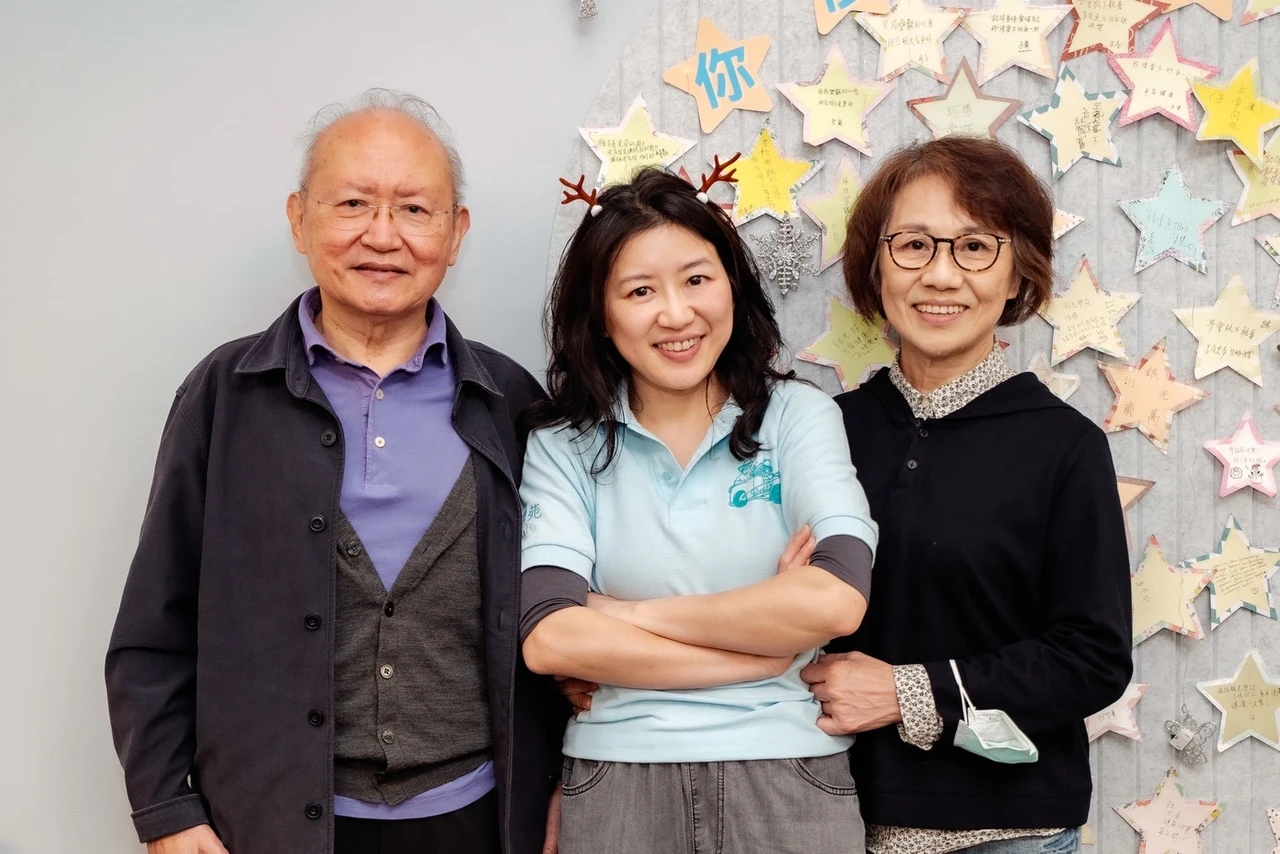 振興醫院醫師父女檔袁九重、袁瑋一家三口感情親密。袁瑋提供
