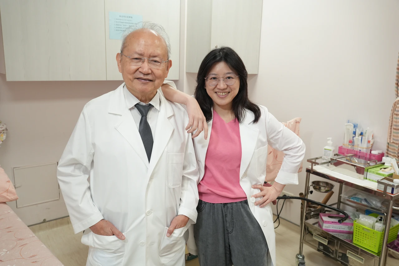 振興醫院婦產部教授級醫師袁九重、精神醫學部主治醫師袁瑋。李柏毅、葉志明攝