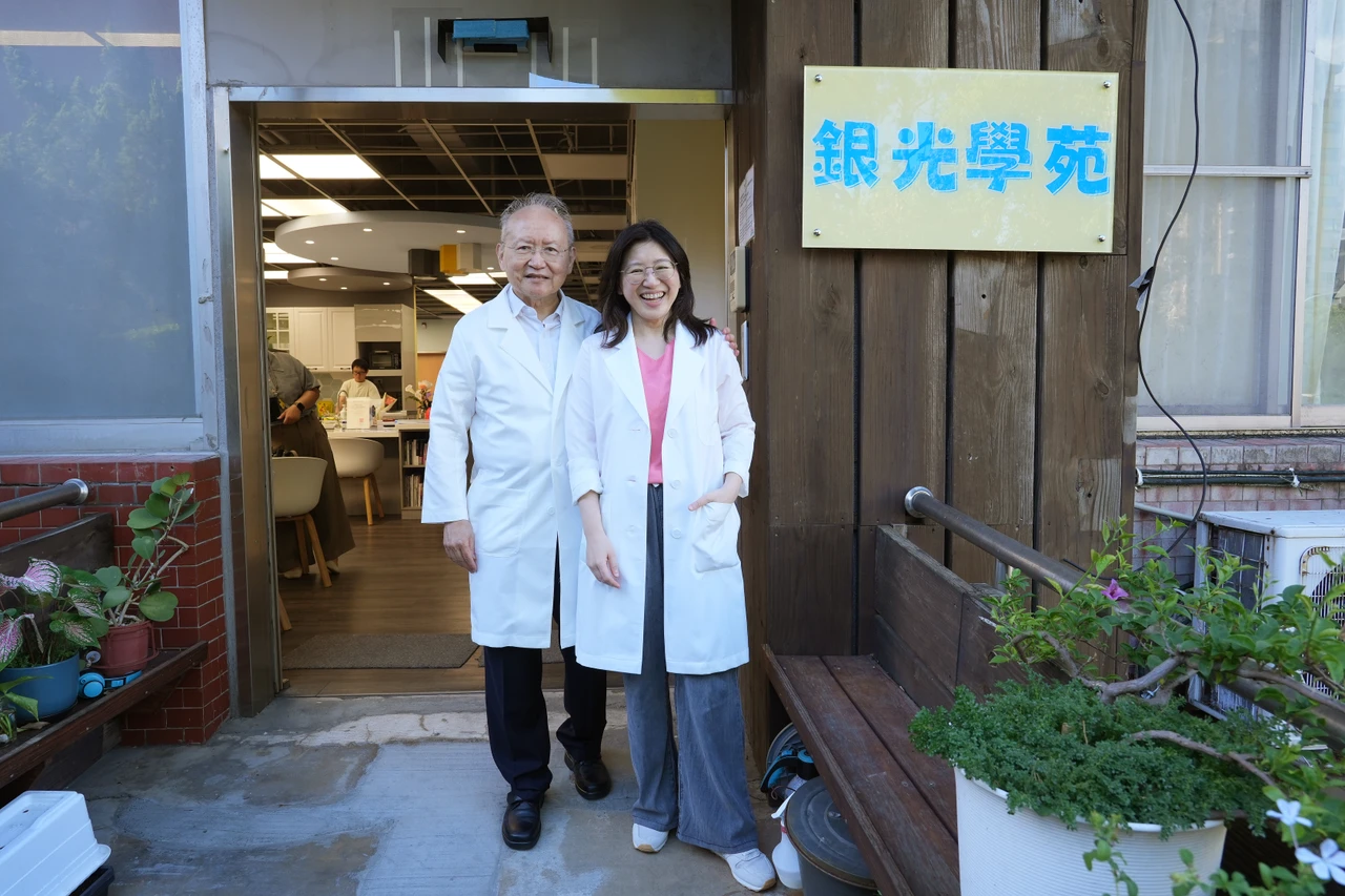 袁九重和女兒袁瑋在振興醫院「銀光學苑」合影。李柏毅、葉志明攝