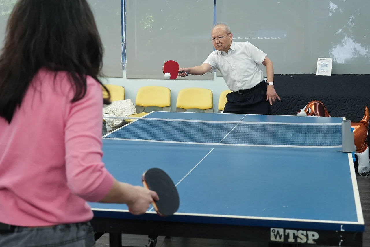袁九重穿著襯衫和女兒打球,動作仍相當流暢。李柏毅、葉志明攝