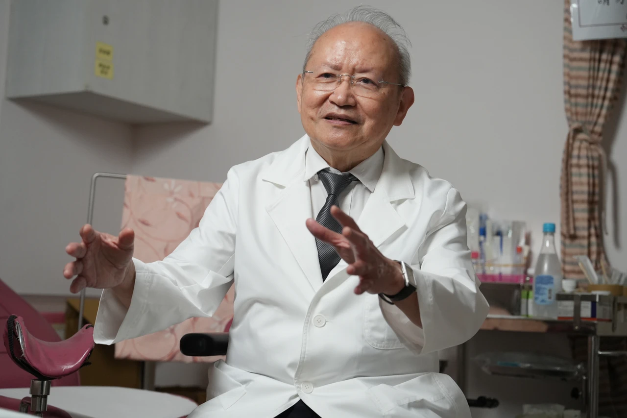 袁九重曾擔任台北榮總婦產部主任,實習時的袁瑋縞素自己,「不要給爸爸丟臉」。李柏毅、葉志明攝