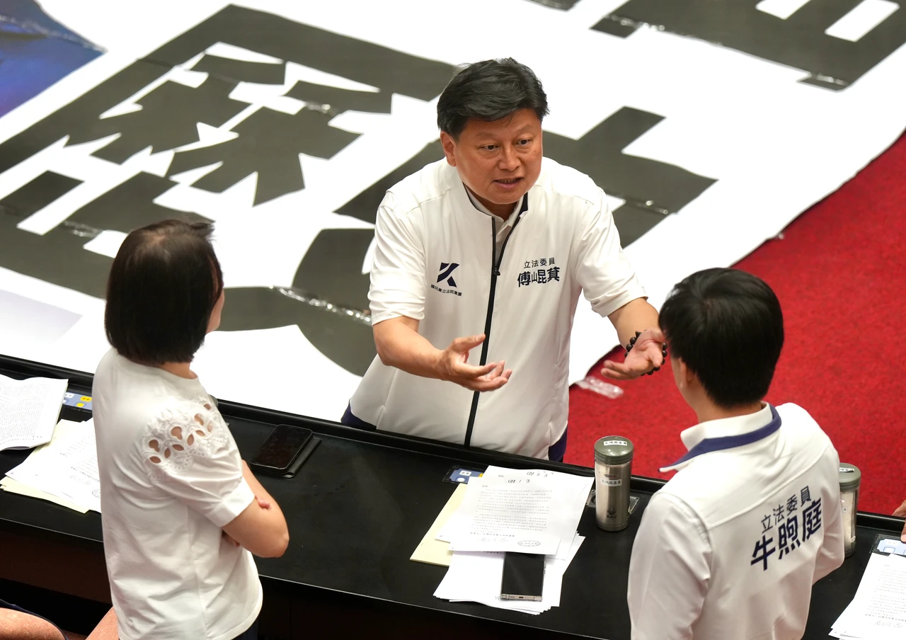 傅崐萁(中)被童子賢批評將花蓮政治家族化、私有化。圖為先前立院三讀通過公平交易委員會組織法修正草案議場內畫面。資料照片,梁建裕攝