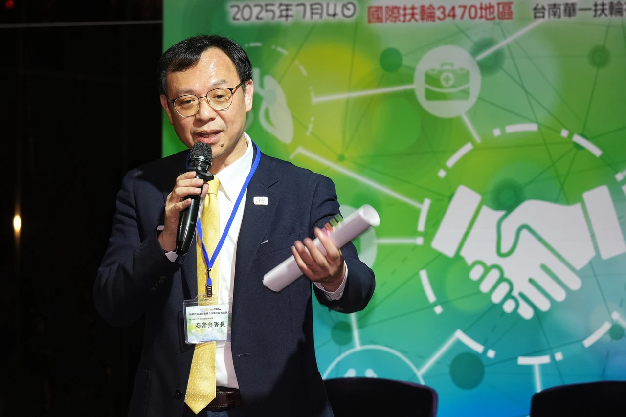 上月初時任健保署長石崇良「全民健康保險遠距醫療給付計畫合作備忘錄簽署儀式」,今正式接任衛福部長。資料照,李柏毅攝