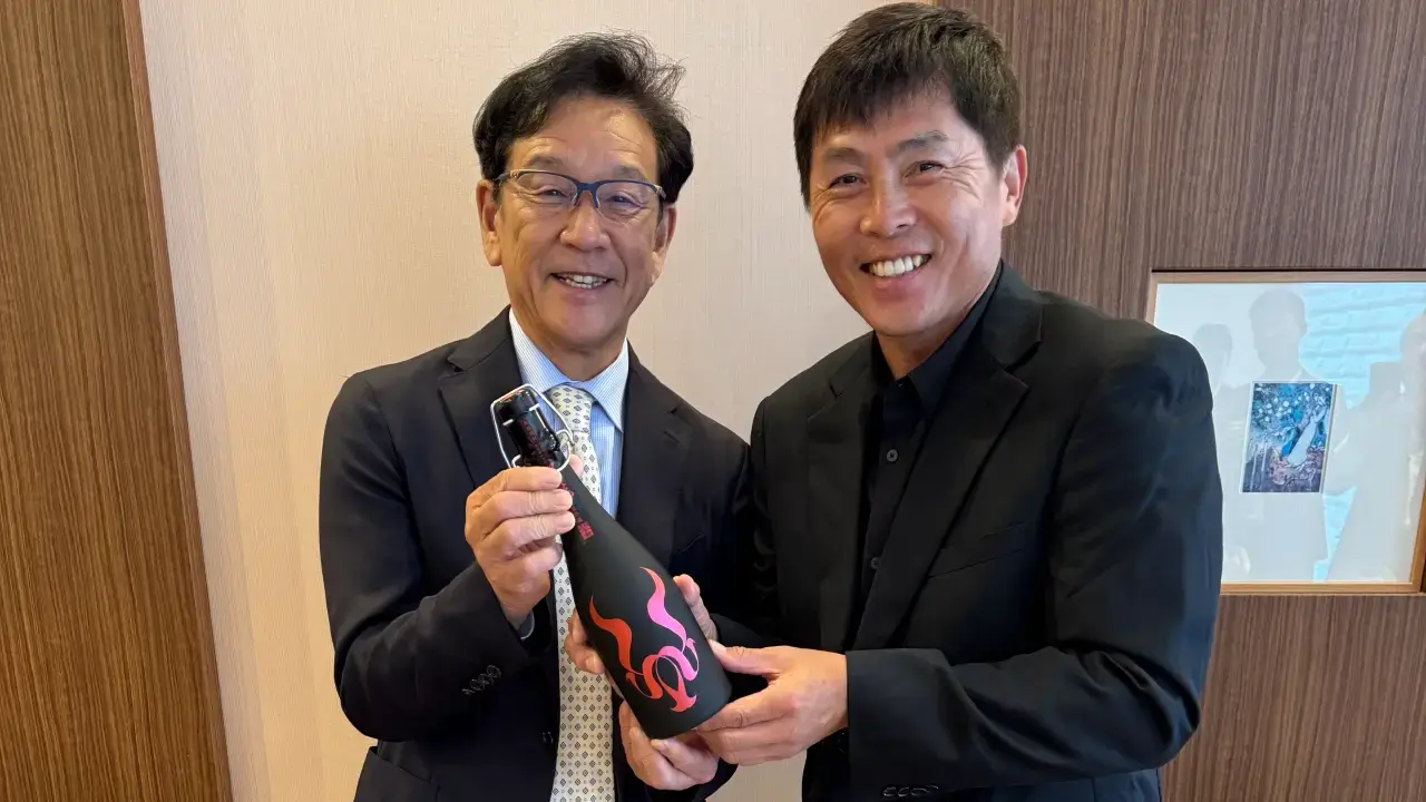 味全龍總教練葉君璋(右)與日本火腿隊首席棒球總管(CBO)栗山英樹。味全龍提供