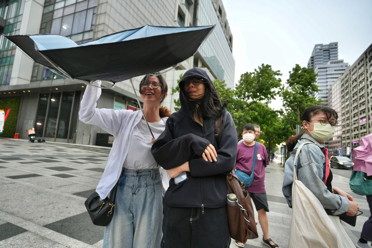 暴雨炸北東！陸警警戒將擴大　鳳凰颱風估明午後登陸「降雨熱區移轉」