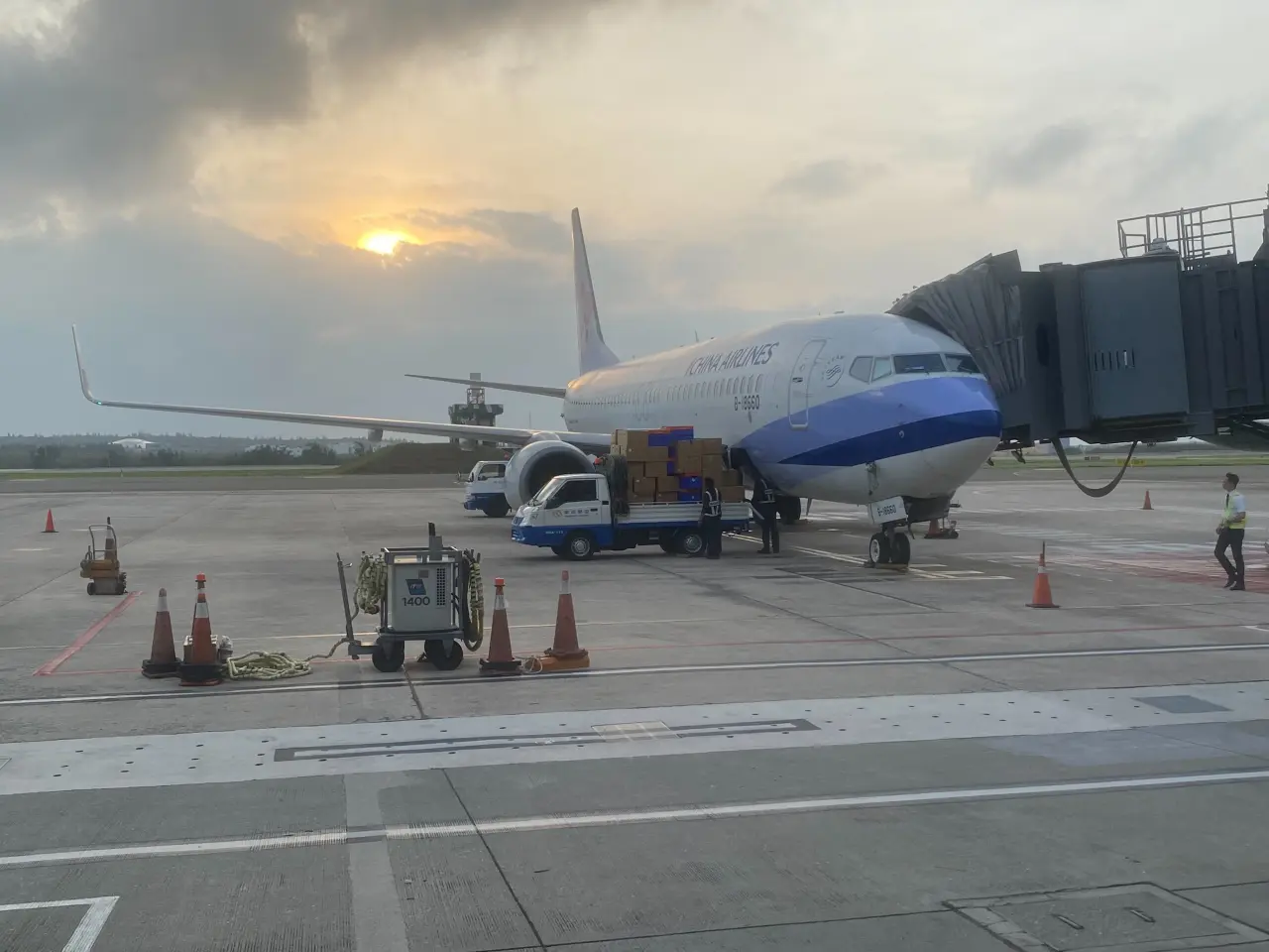 華信航空放大機型(波音738)作業畫面。民航局提供