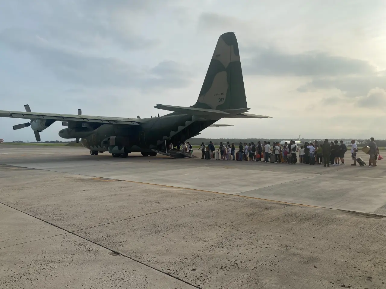 澎湖機場軍機支援疏運。民航局提供