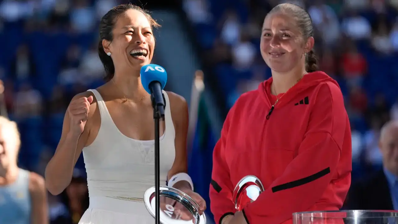 謝淑薇(左)與拉脫維亞女將奧絲塔朋科(Jeļena Ostapenko)在2025年澳網女雙拿下亞軍。資料照,美聯社