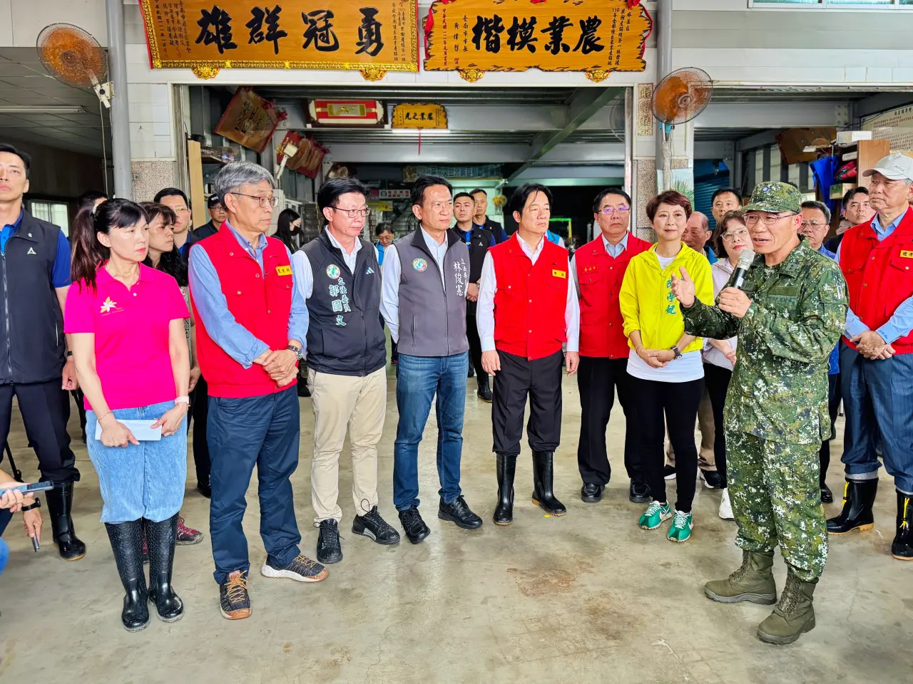 漢光演習將登場,國軍將討論是否繼續協助農民清運。王志弘攝
