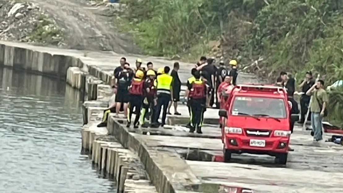 新北市消防局今天下午派人救溺不慎翻船,5名警義消落水,3員救起沒生命徵象送醫。翻攝畫面