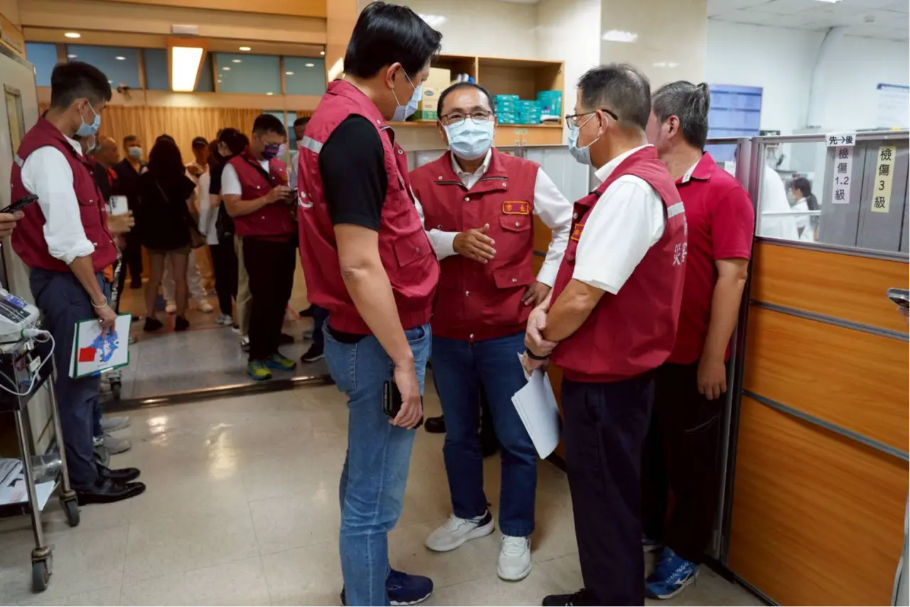 新北市長侯友宜到醫院探視。新北市府提供