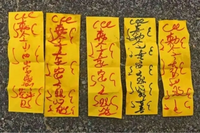 中國足球乙級聯賽長春喜都俱樂部被抓包,在對手休息室偷貼「敕令山西崇德榮海必敗」符咒,慘遭罰款。翻攝微博