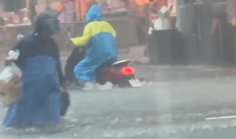 彰化縣8日上午短時間內強降雨,鹿港天后宮周邊道路一度水淹近膝蓋,民眾冒險在水中行走及騎機車。(民眾提供)中央社