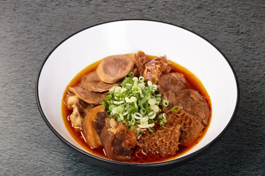 「大紅袍炭香紅燒牛肉麵 650元」內含五種不同部位的牛肉。業者提供