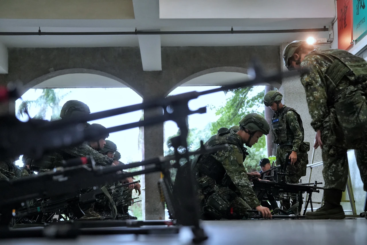 東沙島國軍傳出有男女同寢離譜軍紀事件。圖為國軍「漢光41號」演習實兵演練。資料照片,林林 攝