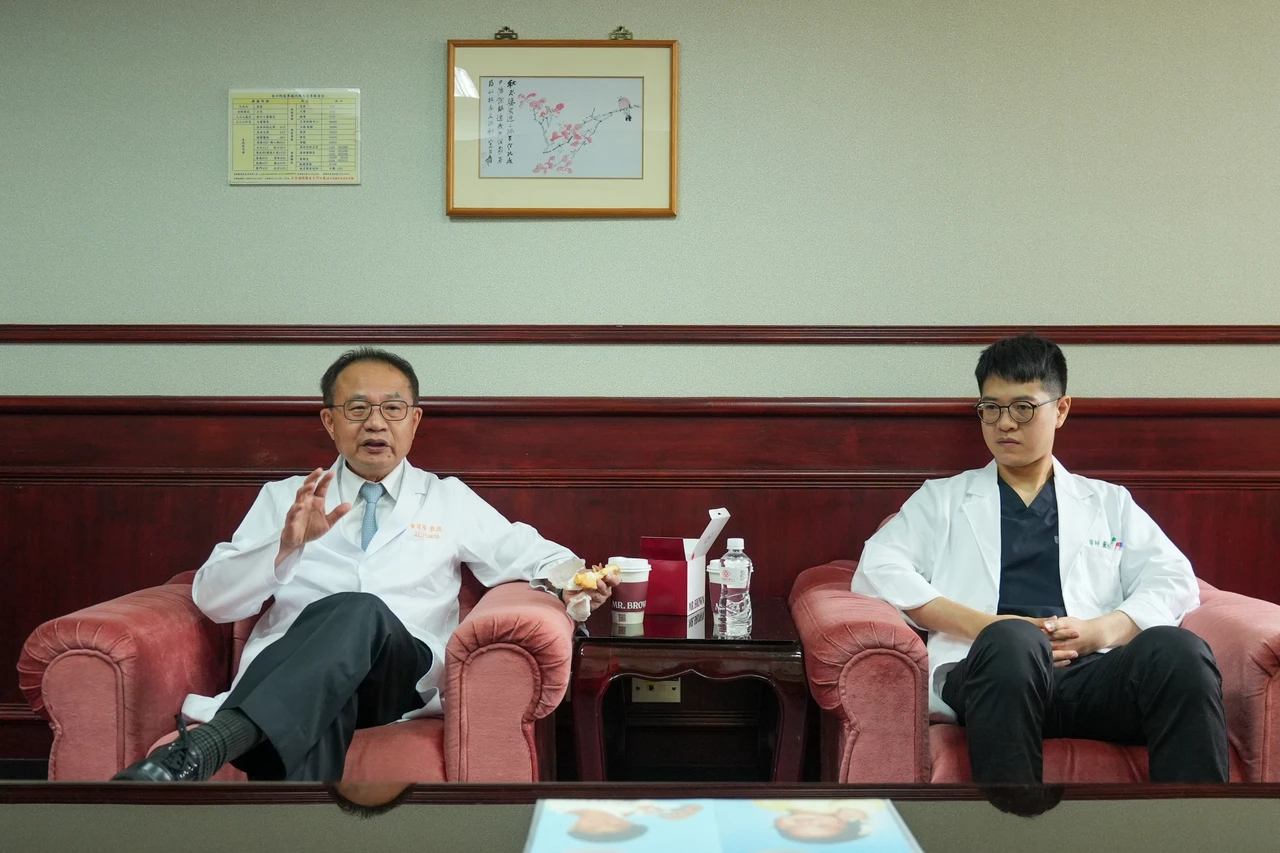 黃璟隆和黃柏棣父子平常在醫院各自忙碌,難得因受訪一起吃午餐。梁建裕攝