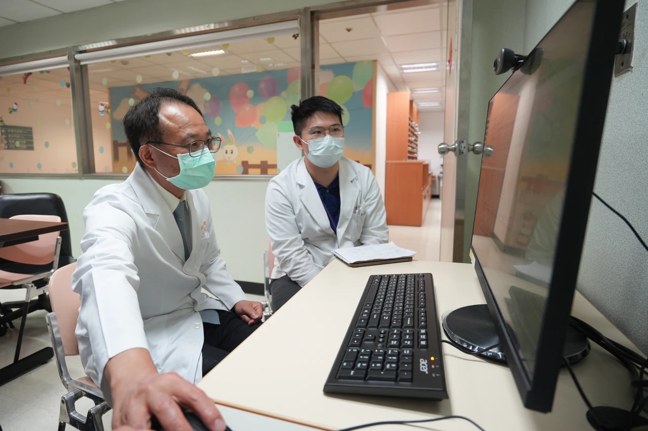 兒子黃柏棣指出父親黃璟隆(左)很會看出孩子、學生或病人的潛力,鼓勵達標。梁建裕攝