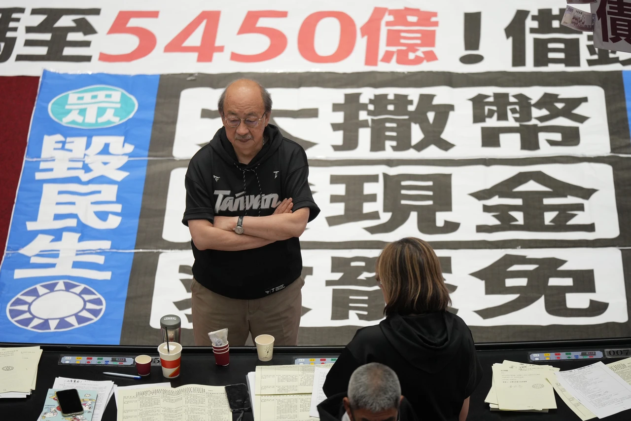 柯建銘昨天在臉書發文,說明為何支持大罷免。資料畫面/陳卓邦攝
