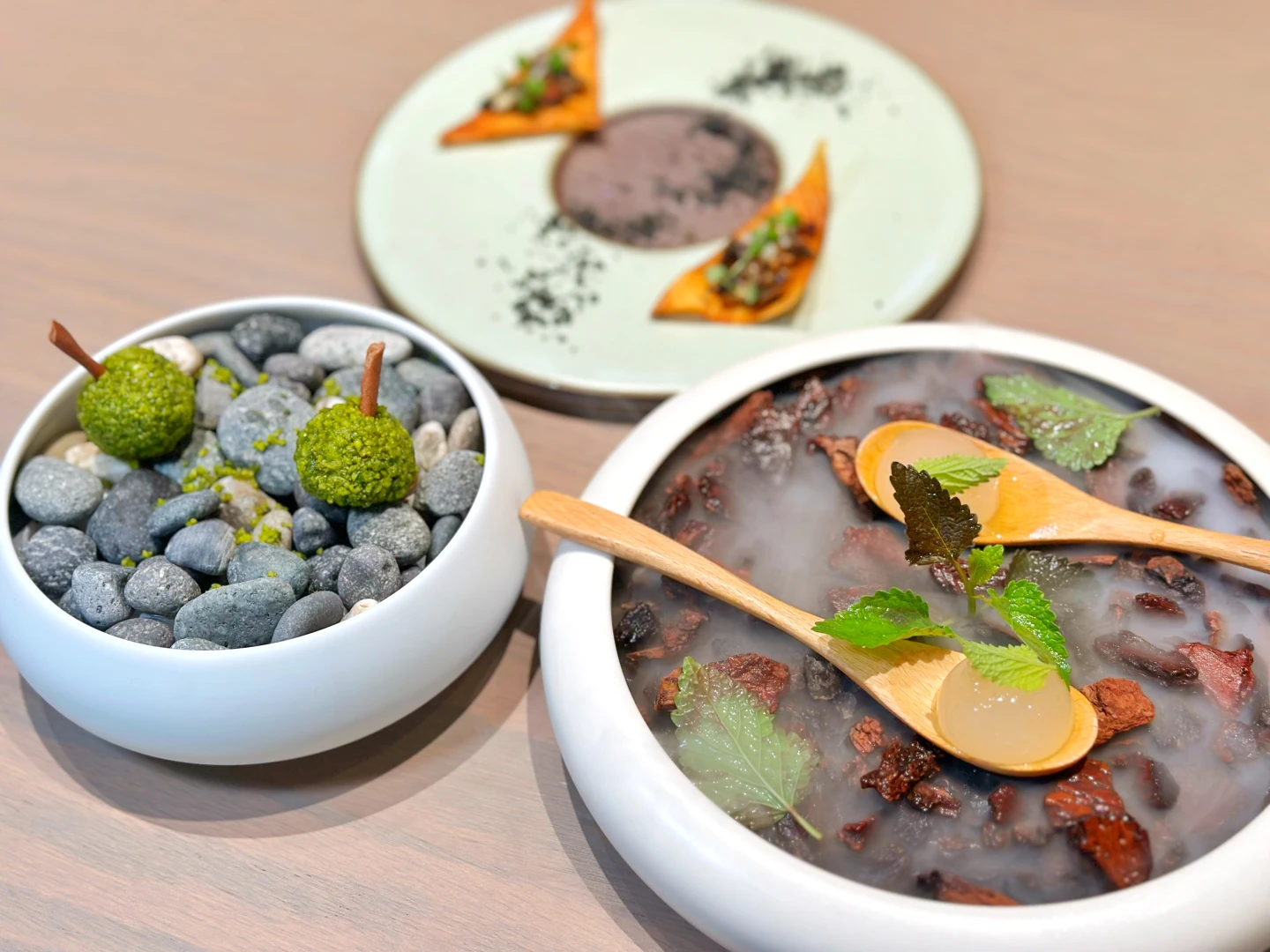 3款開胃小點分別是「芭樂晶球」、「燻香臘肉」、「開心果包覆乳酪」。劉沛妘攝