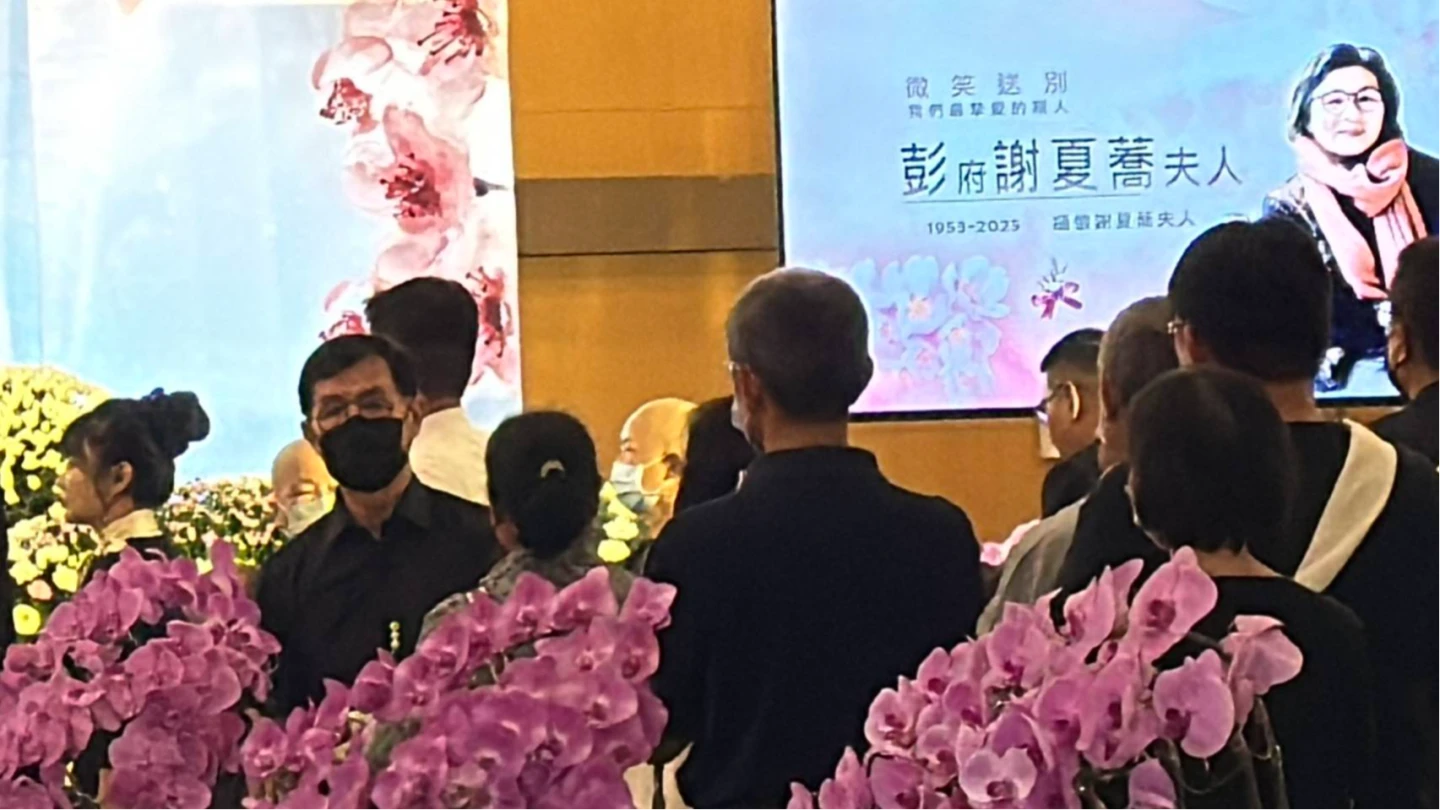彭振聲哀傷拜別亡妻。林林攝