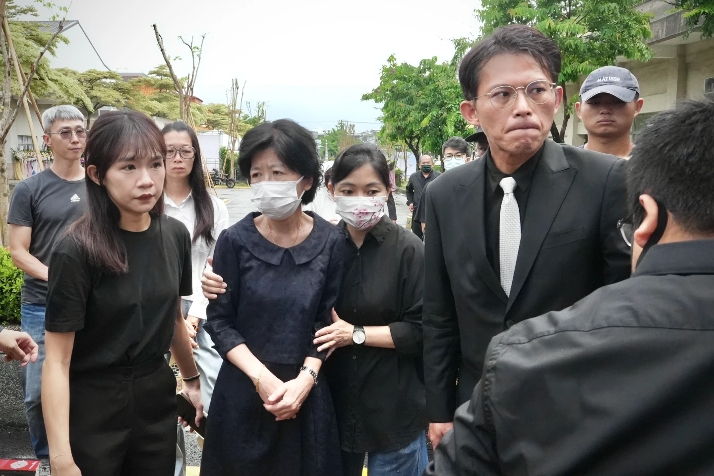 陳佩琪和黃國昌南下彭振聲妻子告別式致哀。林林攝