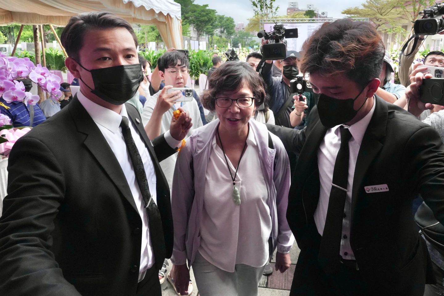 蔡壁如現身靈堂。林林攝