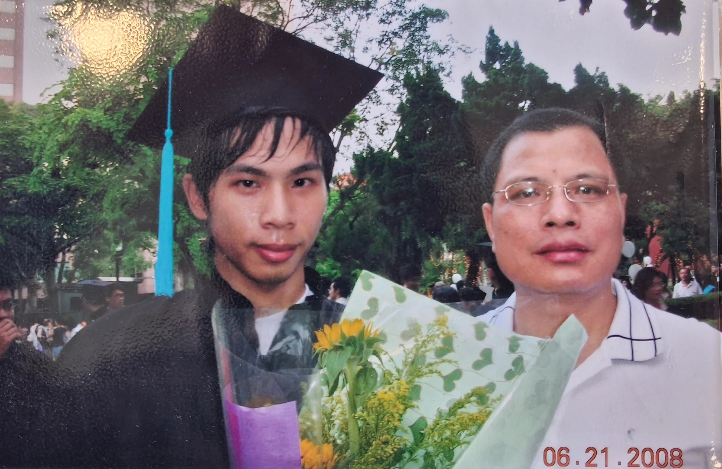 劉宗鑫大學畢業與劉父合影。劉爸爸提供