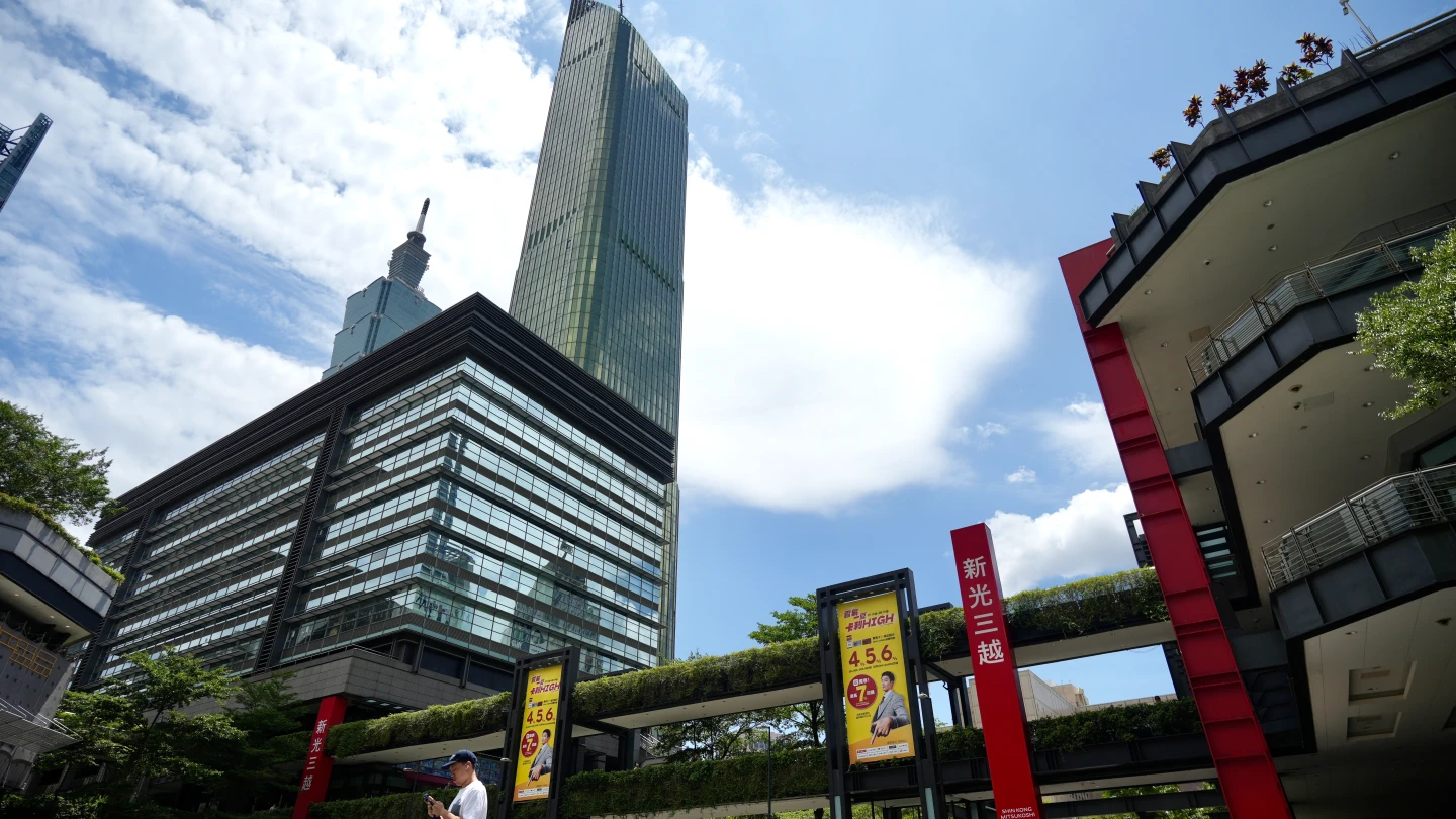 新光三越明天董事會將選出董事長及總經理人選。梁建裕攝