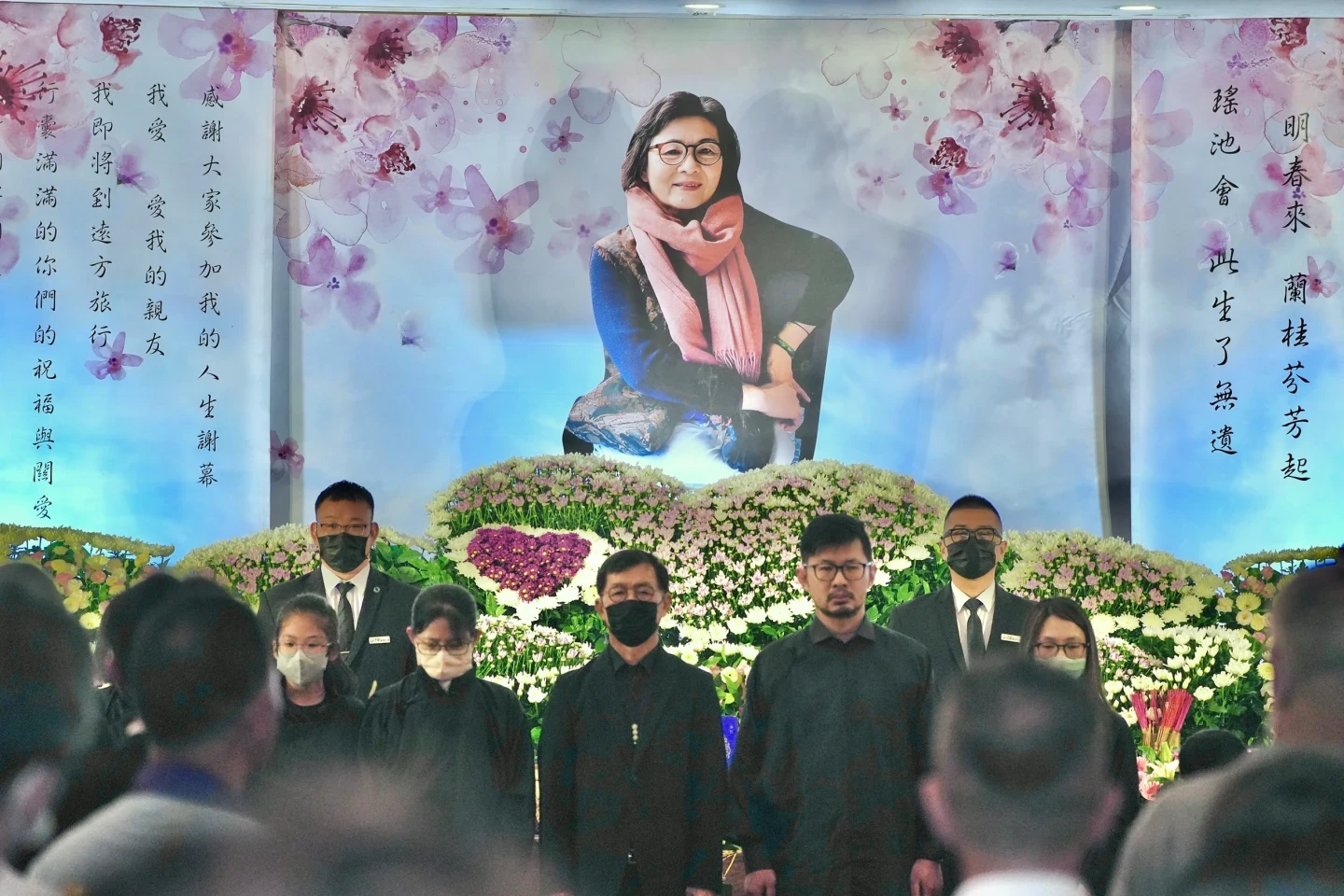 彭振聲和家屬今天淚送彭妻謝夏蕎。林林攝
