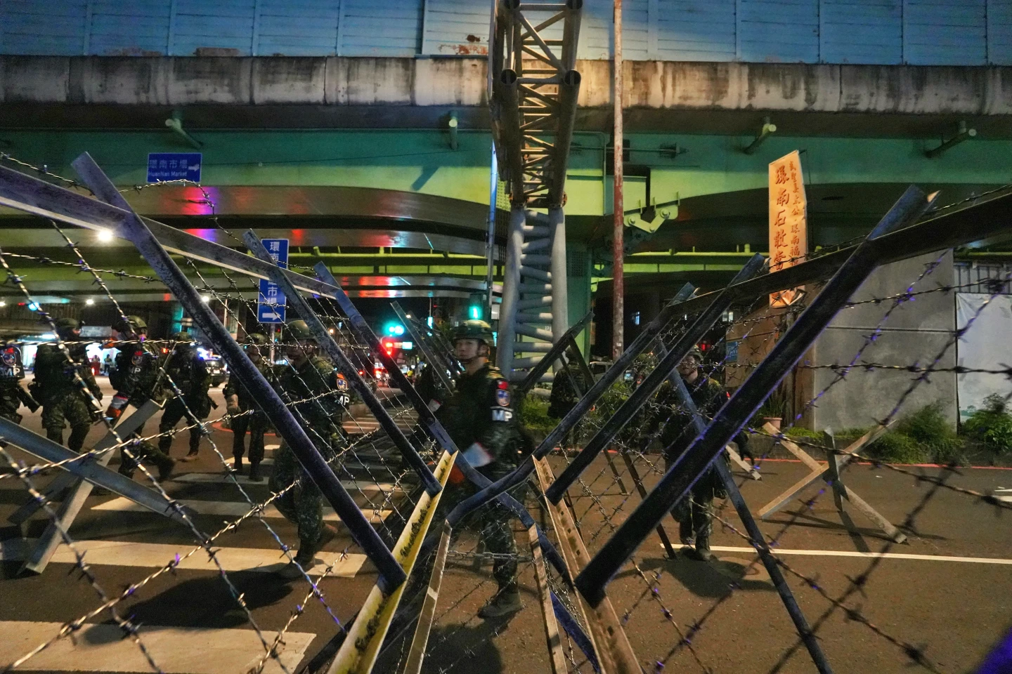 憲指部官兵架設阻絕設施。林林攝