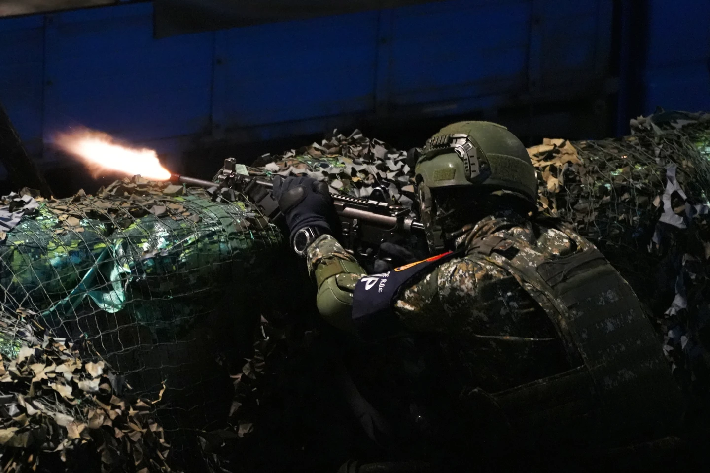 憲兵指揮部凌晨全線封鎖台北市、新北市交界的萬板大橋,執行「橋梁守備及據點群作戰」實戰化訓練。林林攝