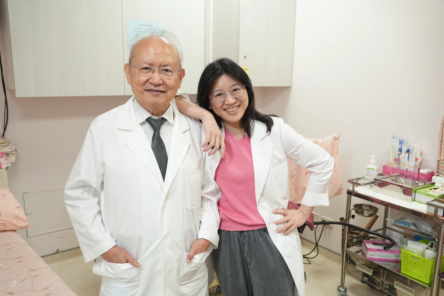 白袍的傳承:振興醫院袁九重用詩歌守護女兒 <br> 袁瑋以「戰鬥模式」捍衛父母健康