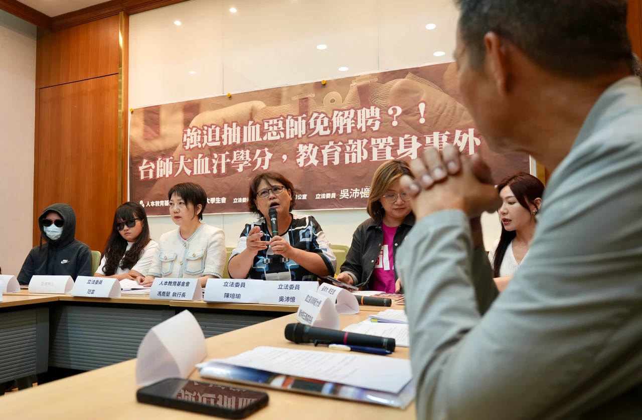 台師大系教評會今天決議,解聘女足教練周台英,人本執行長馮喬蘭(手持麥克風者)呼籲,應該終身解聘。資料照片,梁建裕攝