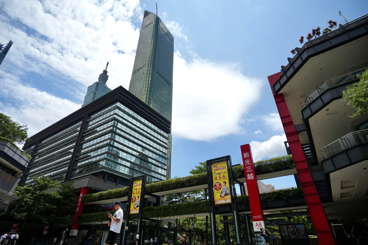 新光三越信義店外觀。梁建裕攝