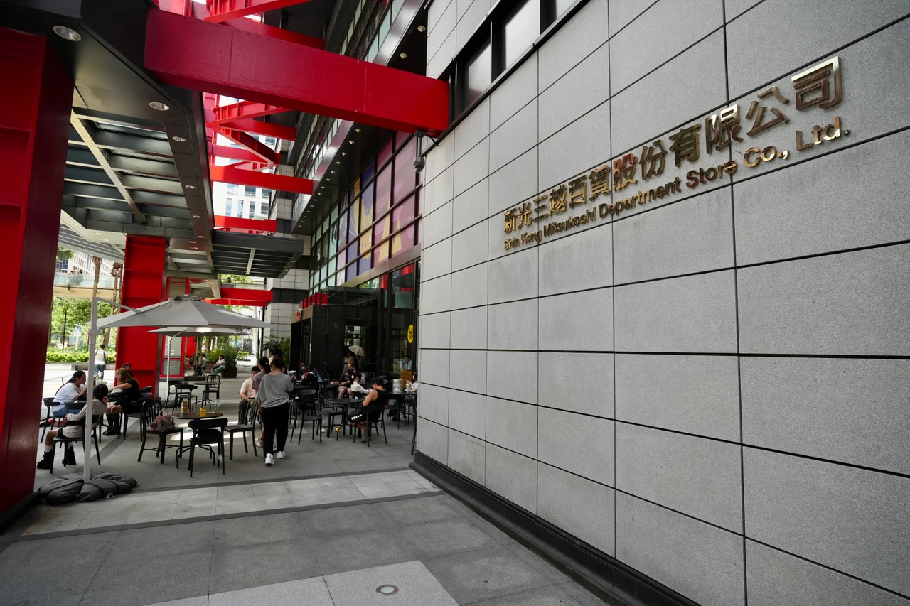 新光三越百貨股權由新光家族交叉持股。信義店外觀。梁建裕攝