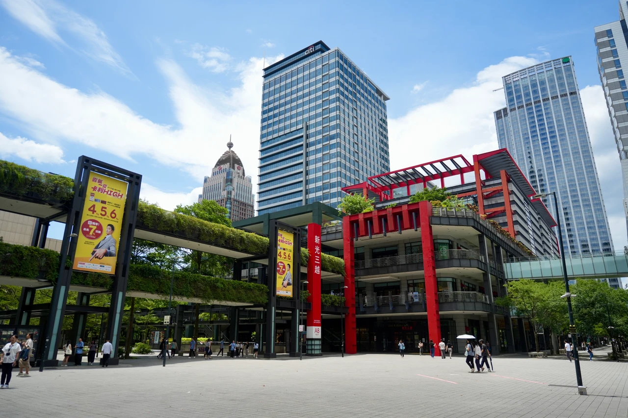 新光三越信義店外觀。梁建裕攝