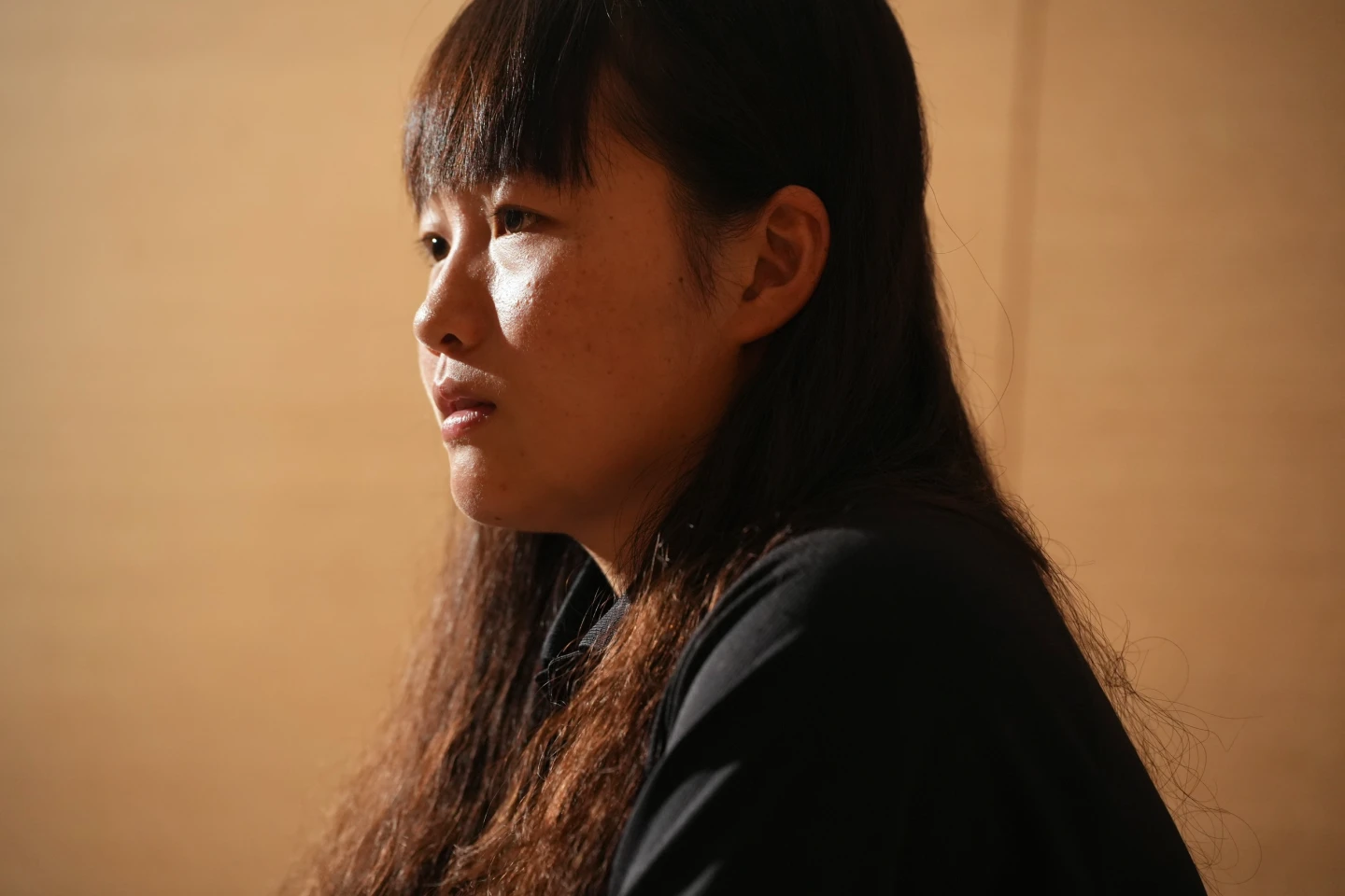 接受《知新聞》專訪時,簡奇陞回顧,每一個寒暑假女足學生,都被要求配合抽血。林林攝