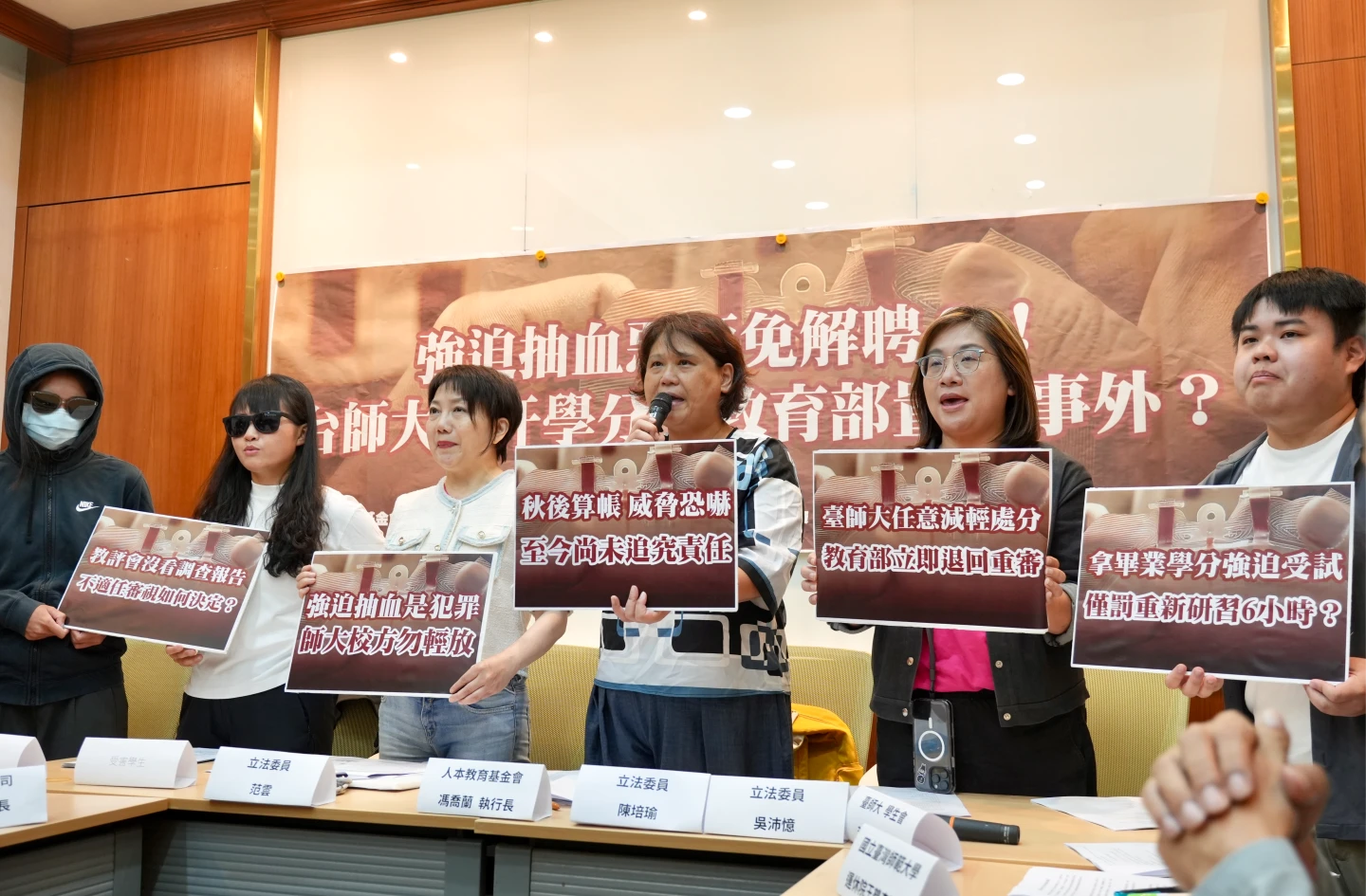 簡奇陞(左2)去年為女足強迫抽血一事,找上立委陳培瑜(右2)求助。資料照片,梁建裕攝