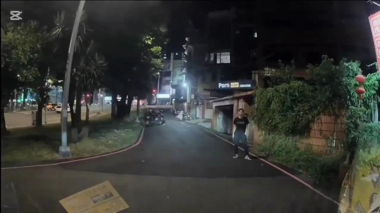 男子持刀尾隨被害人。翻攝畫面