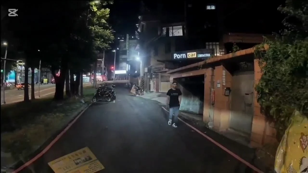 惡鄰持刀尾隨被害人,今天到案說明,警依法送辦。翻攝畫面