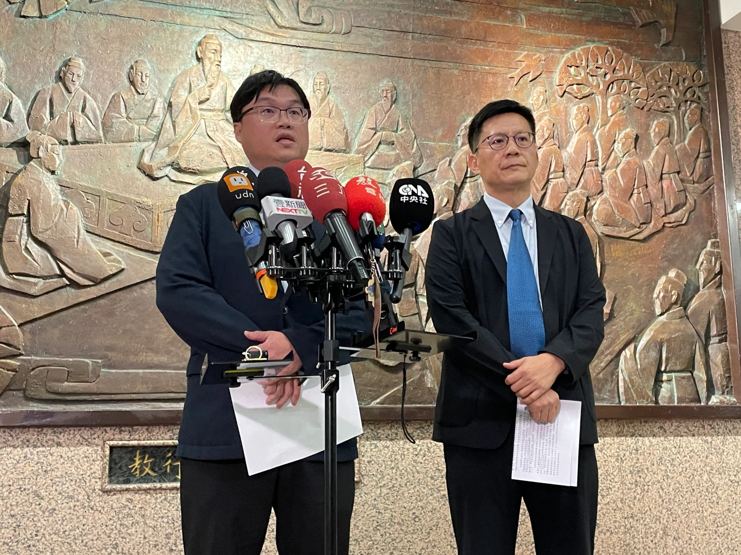 教育部次長朱俊彰(左)說,教育部對教練不當跟違法的行為要嚴格予以譴責。賴昀岫攝