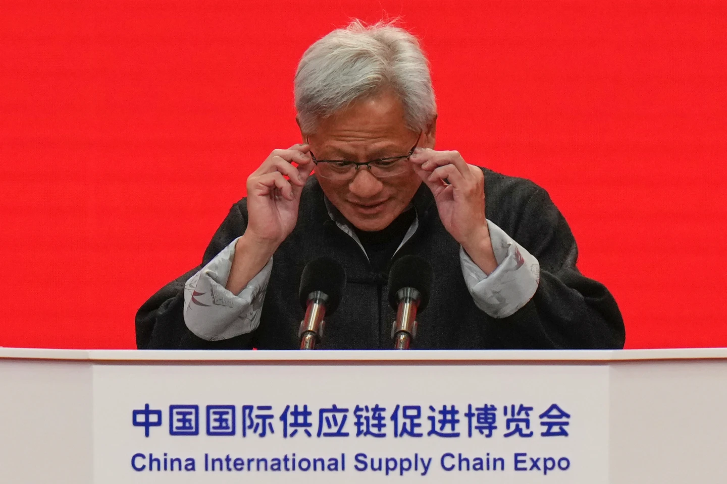 黃仁勳致詞時調整眼鏡。美聯社