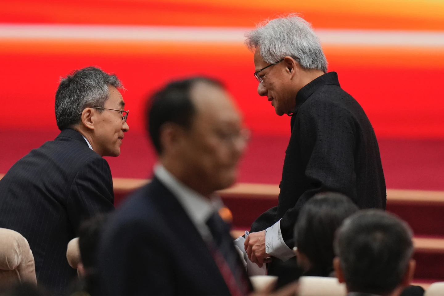 黃仁勳與場上來賓互動。美聯社