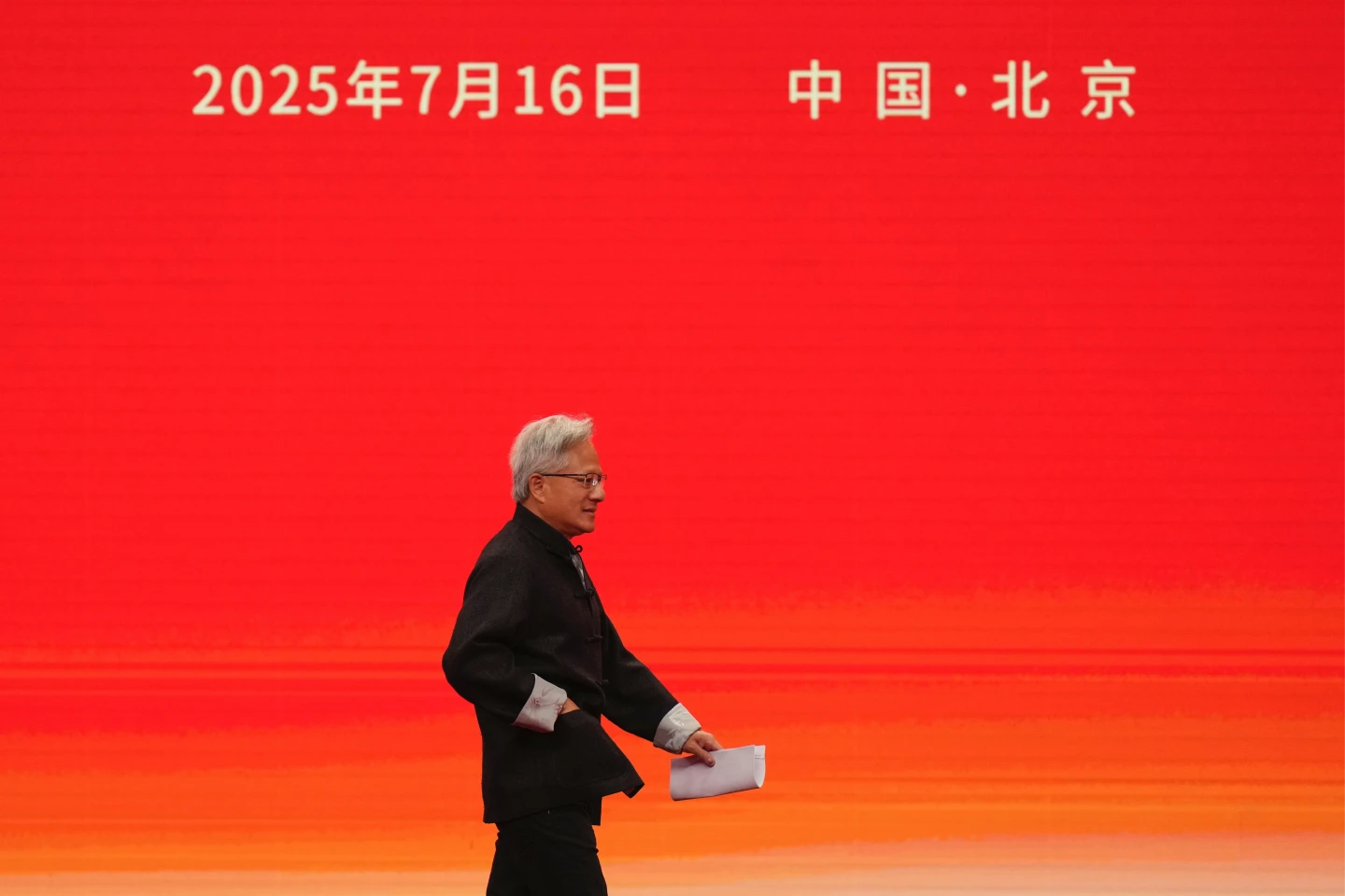 黃仁勳穿唐裝出場。美聯社